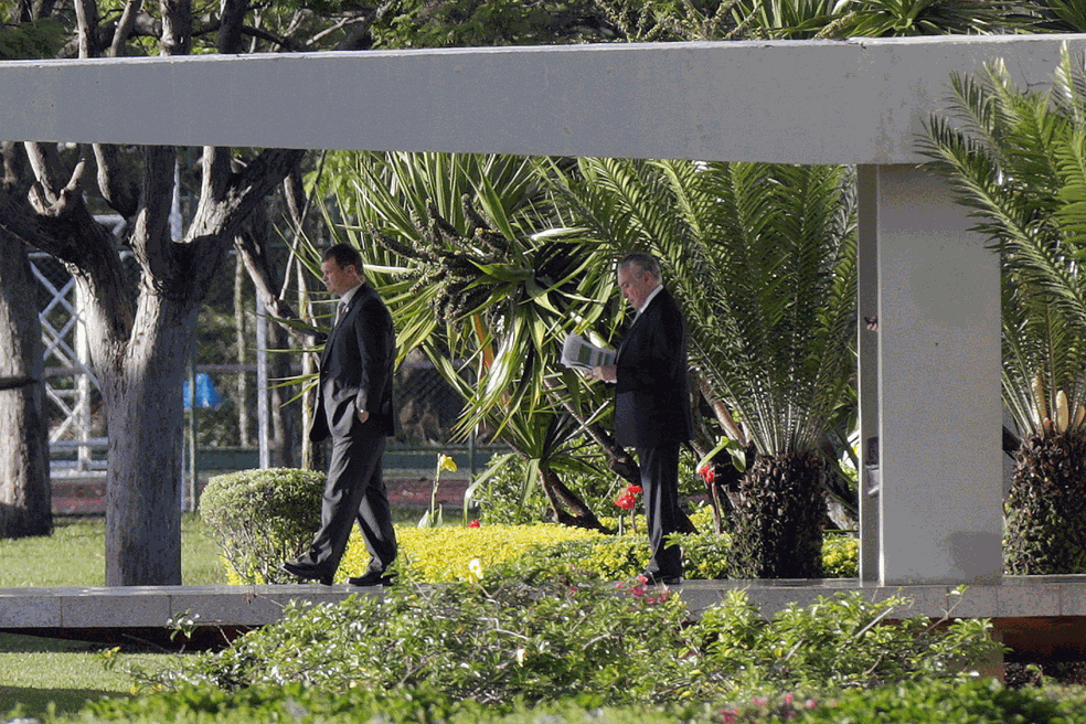 O presidente Michel Temer deixa o Palácio do Jaburu e se dirige ao Palácio do Planalto nesta quinta (Foto: Ueslei Marcelino/Reuters)