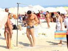 Sérgio Marone vai à praia e 'confere' sunga na hora da chuveirada