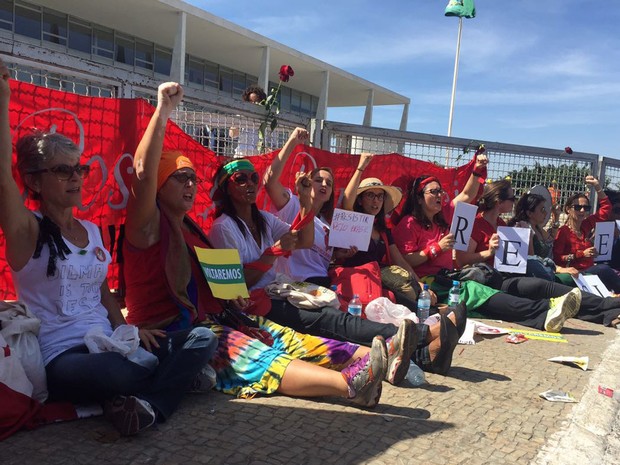 Mulheres se acorrentam em grades de contenção em frente ao Palácio do Planalto, em Brasília, após a presidente afastada Dilma Rousseff deixar o local (Foto: Gabriel Luiz/G1)
