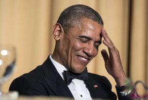  Presidente Barack Obana esfrega sua cabeça enquanto dá risada de uma piada durante o tradicional jantar com correspondentes neste sábado (3)  (Foto: Reutes/Joshua Roberts)