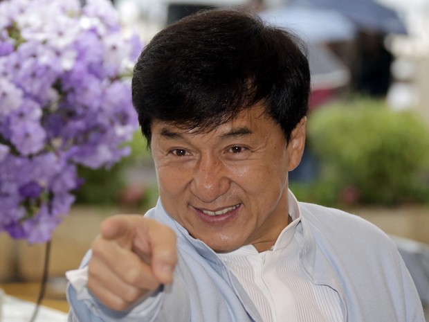18 de maio - Jackie Chan sorri em chegada ao Festival de Cannes; ator promove o longa 'Chinese zodiac' (Foto: Eric Gaillard/Reuters)
