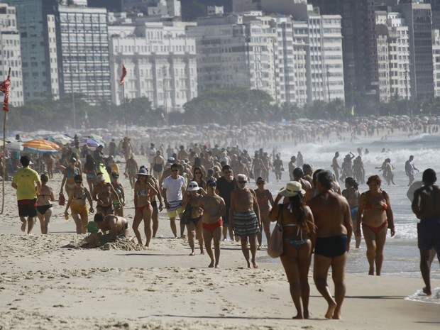 Praia de Copacabana ficou cheia na manhã deste domingo (Foto: Alê Silva/Futura Press/Estadão Conteúdo)