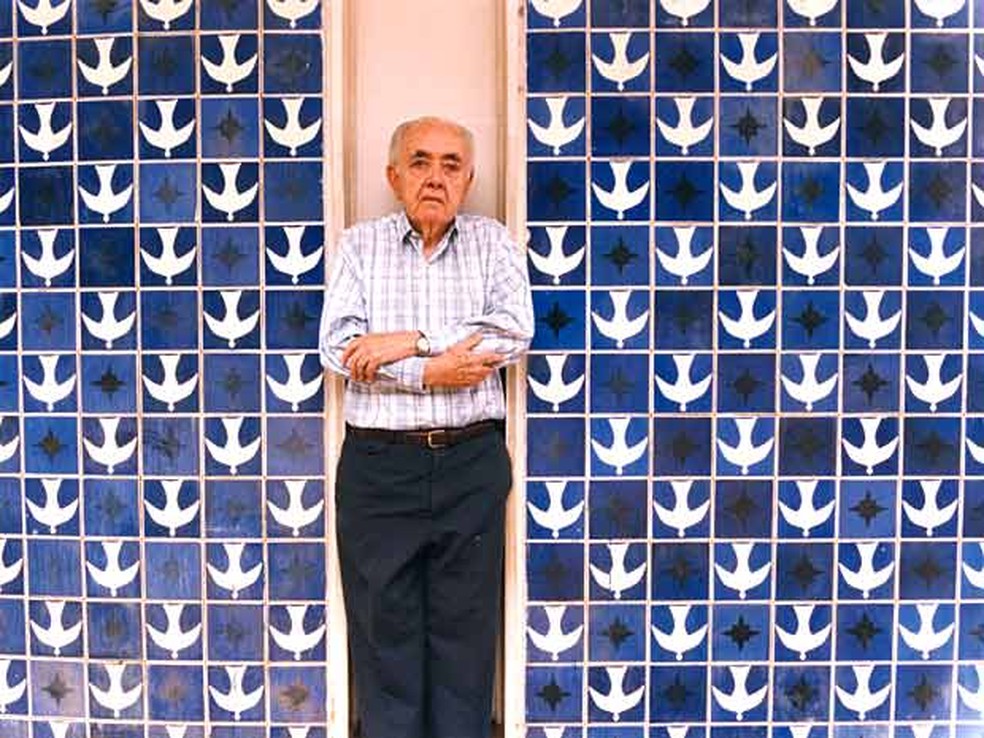 O arquiteto Athos Bulcão em frente ao painel da igrejinha de Nossa Senhora de Fátima em Brasília (Foto: Acervo Athos Bulcão/Divulgação)