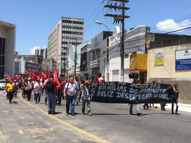 Em passeata, eles foram se juntar aos servidores da Casal, contra a privatização da companhia (Foto: Paula Nunes/G1)