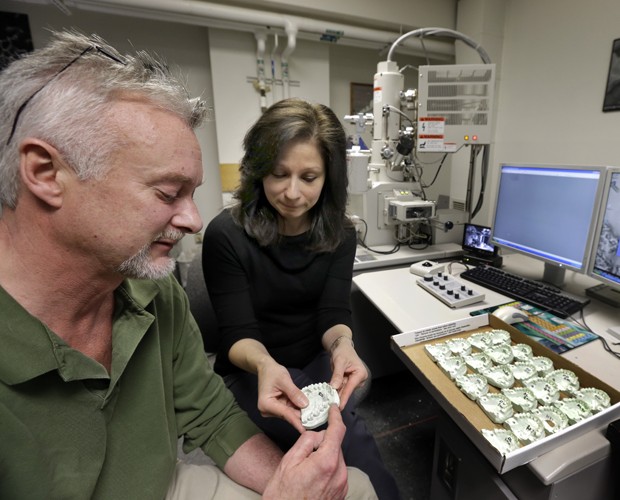 Os pesquisadores Peter Bush e Mary Bush, da universidade de Buffalo, olham moldes de arcadas dentárias (Foto: David Duprey/AP)