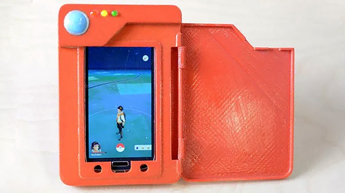 Capa em formato de Pokédex traz bateria extra para jogar Pokémon Go (Foto: Reprodução/The Verge)