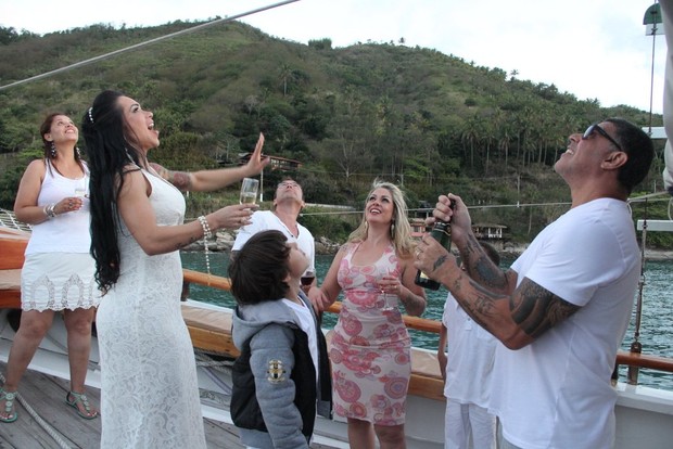 Alexandre Frota abre champanhe para os convidados (Foto: Rodrigo dos Anjos/Ag News)