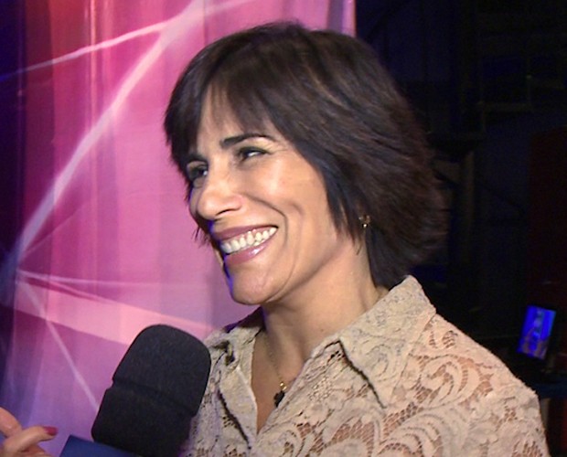 Gloria Pires dá entrevista após o programa (Foto: Domingão do Faustão / TV Globo)