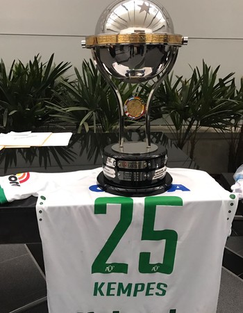 trofeu sul-americana camisa kempes chapecoense (Foto: GloboEsporte.com)