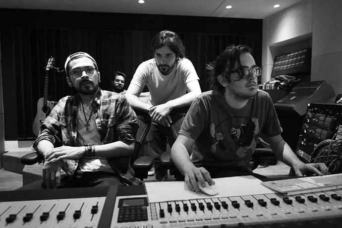 Pagan John em estúdio: João Milliet mixando o primeiro disco da banda (Foto: Arquivo pessoal)