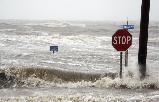Isaac causa inundações em Mississippi (Foto: Rogelio V. Solis/AP)