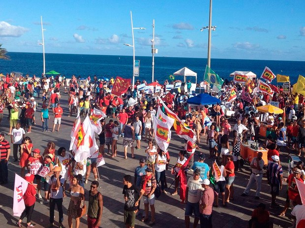 1º de maio em Salvador: protesto a favor da democracia e pelo direito dos trabalhadores no Farol da Barra (Foto: Juliana Almirante/G1)