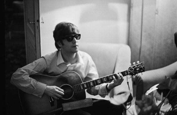 Empresa quer tirar músicas de John Lennon do YouTube (Foto: Getty Images)