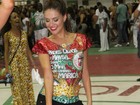 Paloma Bernardi usa short curtinho em noite de samba