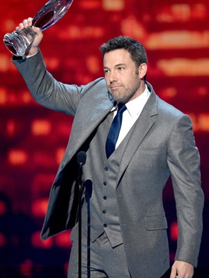 Ben Affleck é homenageado com o prêmio humanitário favorito no 41º People's Choice Awards (Foto: Kevin Winter/Getty Images/AFP)