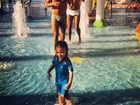 Filho de Adriane Galisteu se esbalda em parque aquático no Ceará