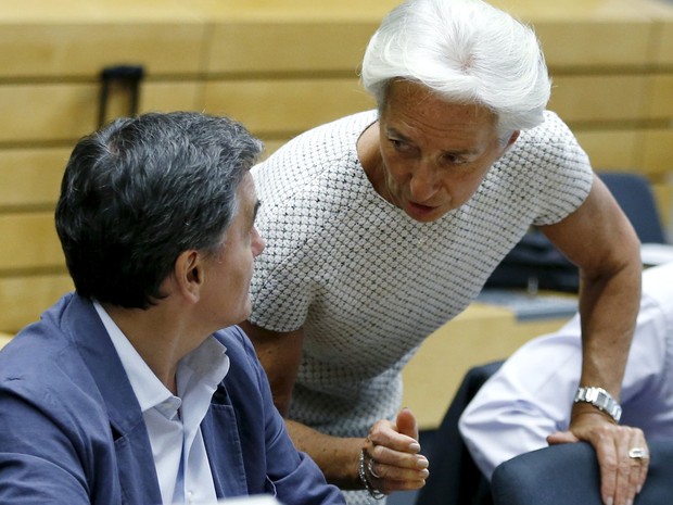 O ministro das Finanças grego Euclidis Tsakalotos conversa com a diretora do FMI, Christine Lagarde, durante reunião em Bruxelas (Foto: Reuters/François Lenoir)