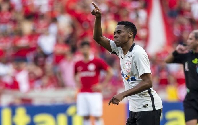 Análise: em forma, Elias ainda faz a diferença a favor do líder Corinthians