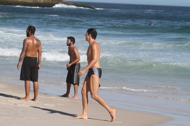 Mateus Solano na praia (Foto: Delson Silva / Agnews)