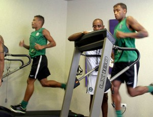 Júnior Urso e Rafael Silva realizam treino na esteira após o empate do Coritiba (Foto: Divulgação / Site oficial do Coritiba)