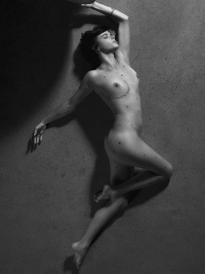 Foto preto e branco expõe suavidade de modelo durante ensaio do fotógrafo Kazuo Okubo (Foto: Kazuo Okubo)