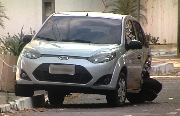 Carro que estava estacionado teve parte da roda traseira arrancada na colisão em Goiânia, Goiás (Foto: Reprodução/TV Anhanguera)