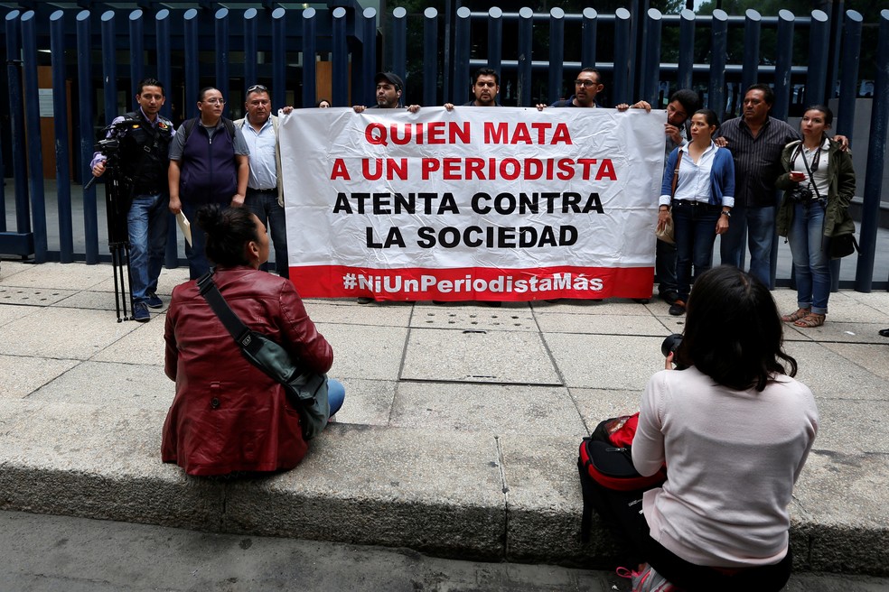 Imagem de maio mostra protesto de amigos e familiares do jornalista Salvador Adame apA?s seu sequestro (Foto: REUTERS/Carlos Jasso)