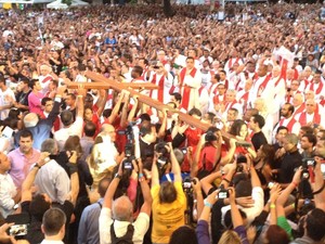Chegada da cruz na Praia de Icaraí, Niterói, em maio (Foto: Matheus Giffone/ G1)