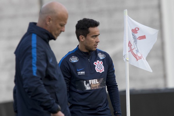 100% Corinthians: perto de clássico, Jadson supera números de passagem por rival