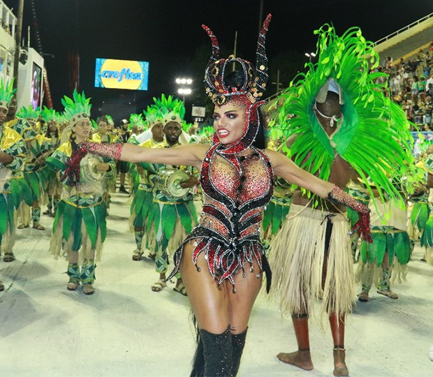 Quitéria Chagas desfila como Rainha de Bateria da Império Serrano (Foto: Thyago Andrade/ Brazil News)