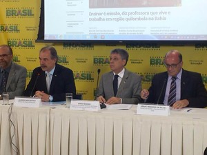 O ministro da Educação, Aloizio Mercadante, e o presidente do Inep, Chico Soares, dão entrevista na véspera do Enem 2015 (Foto: Isabela Formiga/G1 DF)