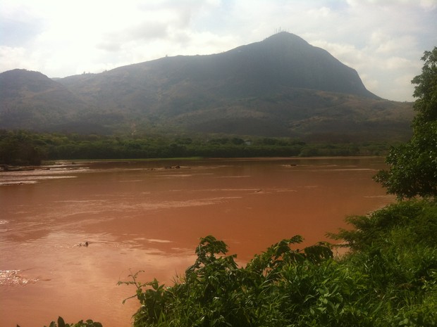 Rio Doce com água suja de lama vinda de Mariana (MG). (Foto: Sávio Scarabelli/G1)