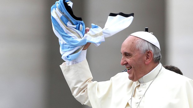 Papa Francisco com a camisa da Argentina (Foto: Reuters)
