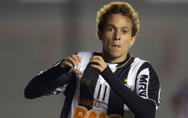 Bernard comemora gol do Atlético-mg sobre o Arsenal (Foto: AFP)