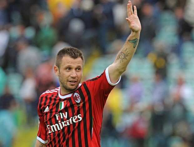 Antonio Cassano comemora gol do Milan (Foto: EFE)