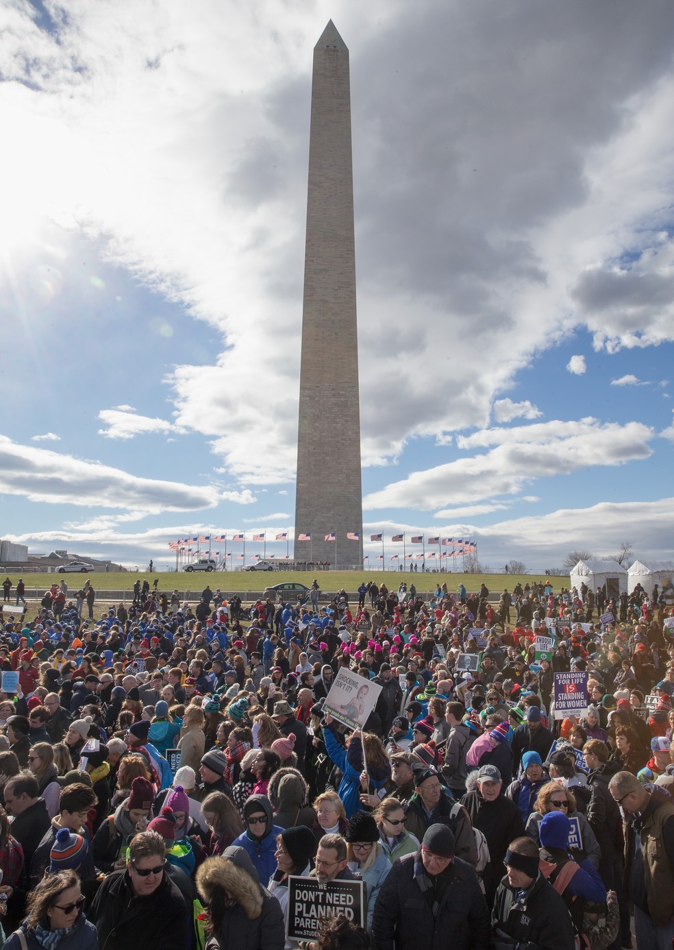 Manisfestantes se reúnem nesta sexta pero do Monumento a Washington para ouvir discurso do vice-presidente Mark Pence na Marcha pela Vida (Foto: Tasos Katopodis / AFP)