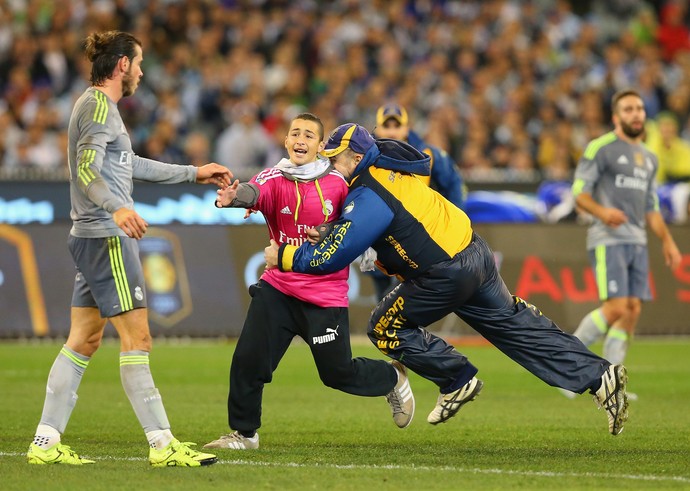 Fã tenta alcançar Bale (Foto: Quinn Rooney/Getty Images)