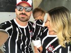 Ex-BBBs Adriana e Rodrigão levam o filho para ver jogo do Corinthians
