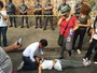 A&ccedil;&atilde;o da PM acaba em tumulto com alunos em escola ocupada de SP