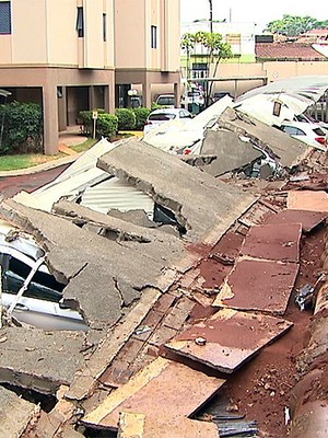 Muro desaba sobre 9 carros durante chuva no interior de São Paulo (Paulo Souza/EPTV)