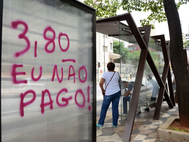 Pichações e cartazes espalhados pela Avenida Paulista, em São Paulo, em protesto contra o aumento das tarifas de ônibus e metrô da capital paulista, que devem passar de R$ 3,50 para R$3,80 a partir do próxima dia 9 de janeiro (Foto: J. Duran Machfee/Estadão Conteúdo)