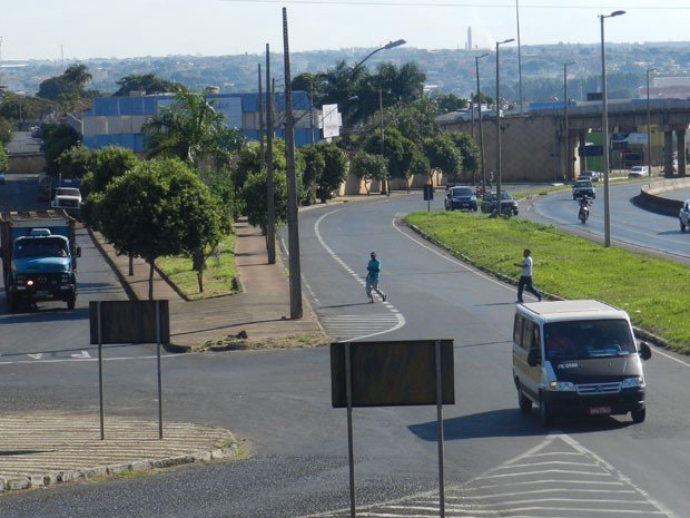 Pessoas não utilizam a passarela e se arriscam ao atravessar rodovia (Foto: Fernanda Resende/G1)
