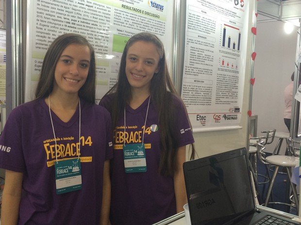 Danielle e Isabelle Matos, 17, que desenvolveram repelente Ã  base de pitanga (Foto: Laura Lewer/G1)