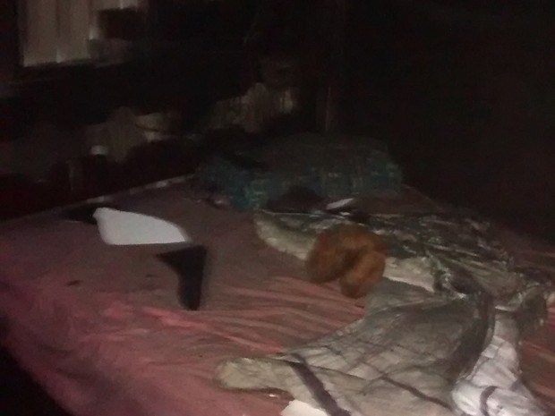 Quarto estava revirado e com partes queimadas; cama não foi atingida por incêndio (Foto: João Machado/Aquivo) Quarto estava revirado e com partes queimadas; cama não foi atingida por incêndio (Foto: João Machado/Aquivo)