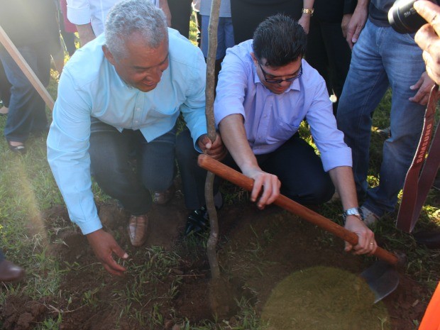 Prefeito Gilmar Olarte participou do plantio em Campo Grande (Foto: Glaucea Vaccari/G1 MS)