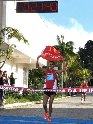 Eberth Silva Campeão Corrida UFJF 2013 (Foto: Rizza / UFJF)