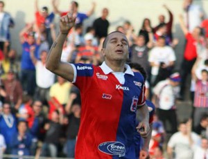 Fernandinho comemora o gol do Paraná sobre o Ceará (Foto: Divulgação / Site oficial do Paraná Clube)