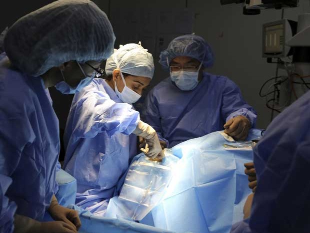 Guo Bin durante por cirurgia de implante realizada em  Shenzhen nesta terça-feira (10) (Foto: C-MER (Shenzhen) Dennis Lam Eye Hospital/ Reuters)