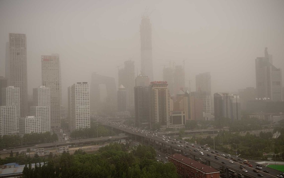 Partes do distrito empresarial no Centro de Pequim, coberto por partículas de areia (Foto: Nicolas Asfouri / AFP Photo)