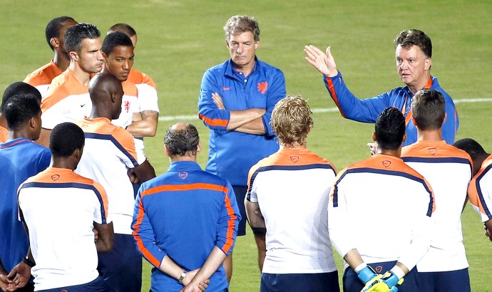 Louis van Gaal com jogadores no treino da Holanda (Foto: EFE) Louis van Gaal com jogadores no treino da Holanda (Foto: EFE)